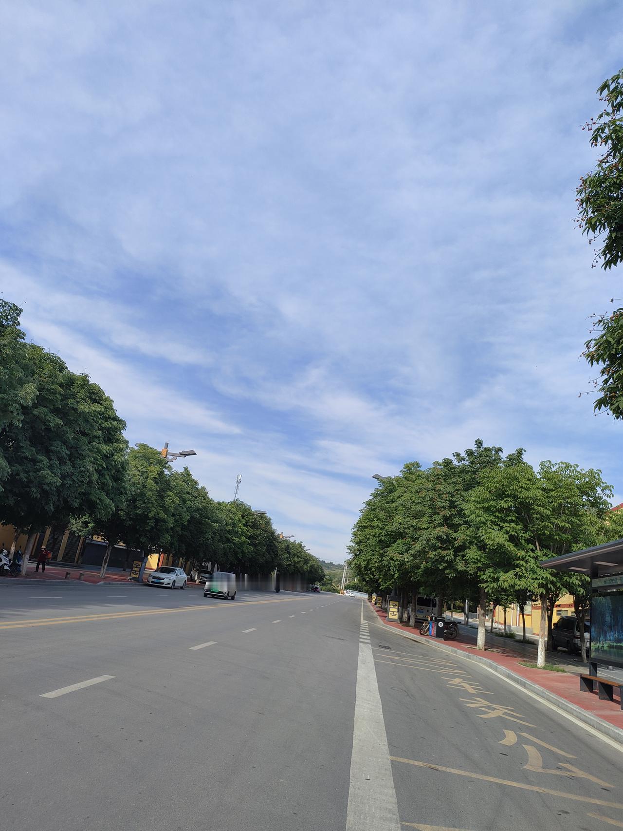 2. 夏日晴空万里，街巷烟火寻常，平凡日子也满是温柔
3. 风遇绿树，云漫蓝天，