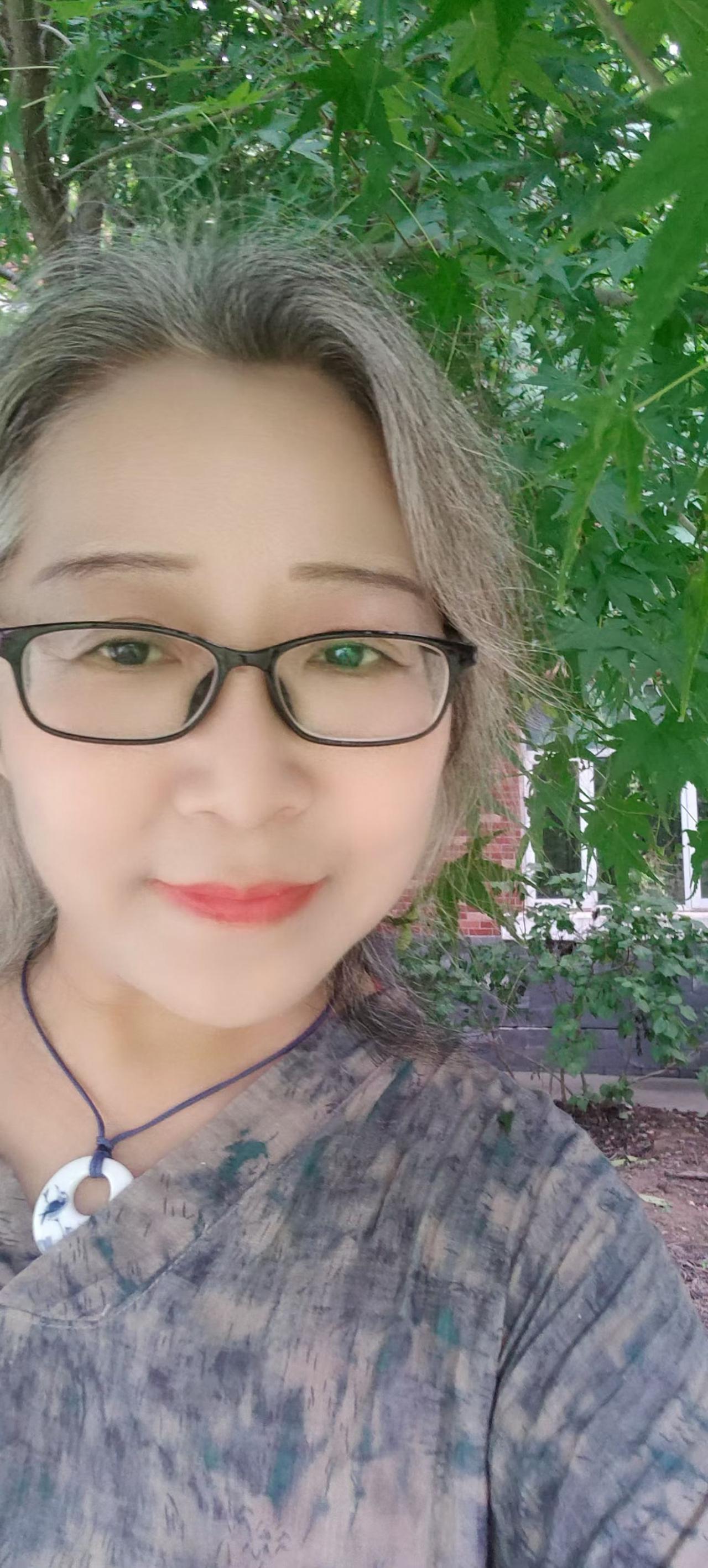 下班路上，车行如舟
忽自光海入雨帘
未及收神
已从一片灿烂跌进了一片迷濛——
天