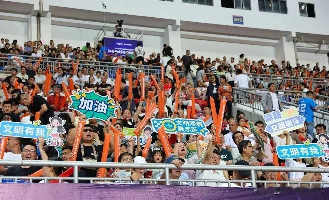 8月1日建军节，苏超、赣超、湘超迎来超级比赛日。苏超3场关键赛事同时开赛，争夺榜