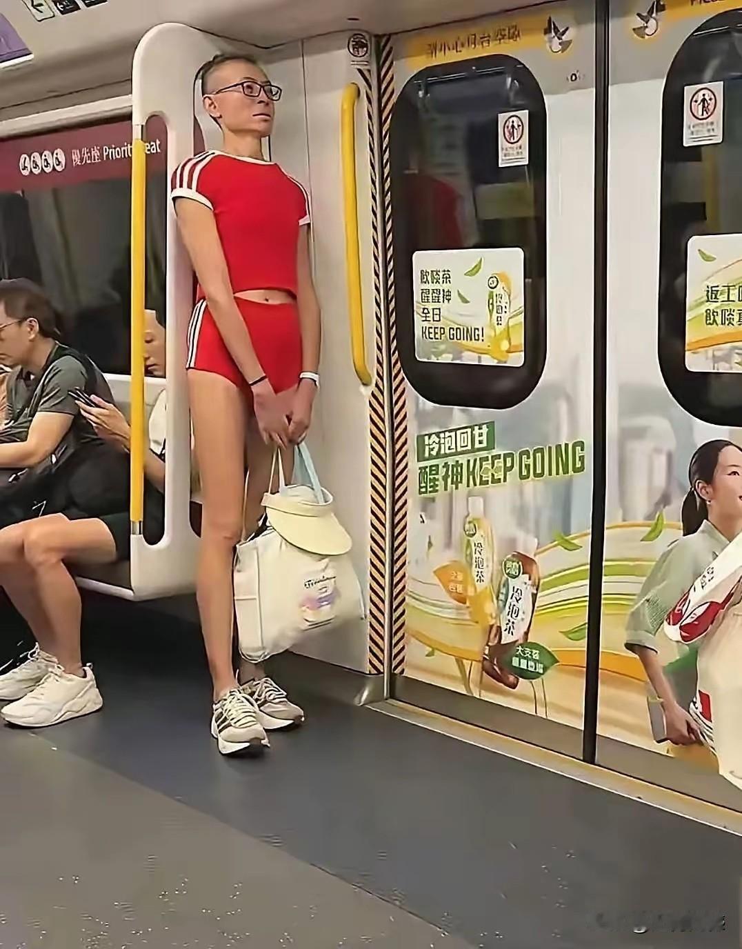这个人的身材是可以的，但是穿着打扮不敢苟同，看不出这到底是一个男子还是一个女子，