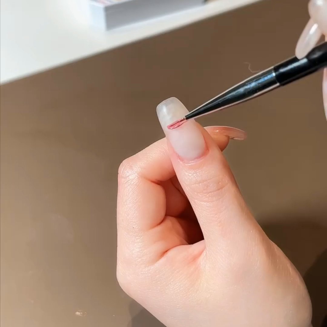 裸色渐变猫眼在不同光线下简直是两种美！室内是温柔的金色，低调又有质感。阳光下瞬间