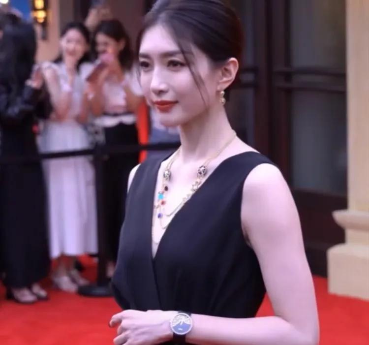 江疏影穿着风琴褶设计的浅绿色无袖上衣，非常漂亮，穿起来舒适又显瘦，没有束缚感。上