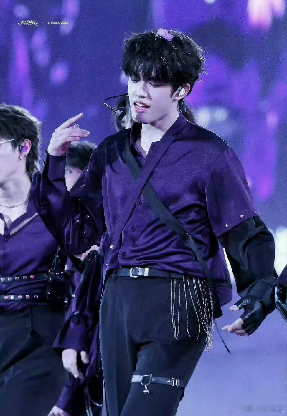 张极紫色衬衫配腿环紫衬衫配腿环也太会搭！少年感拉满，舞台直接帅爆！ 