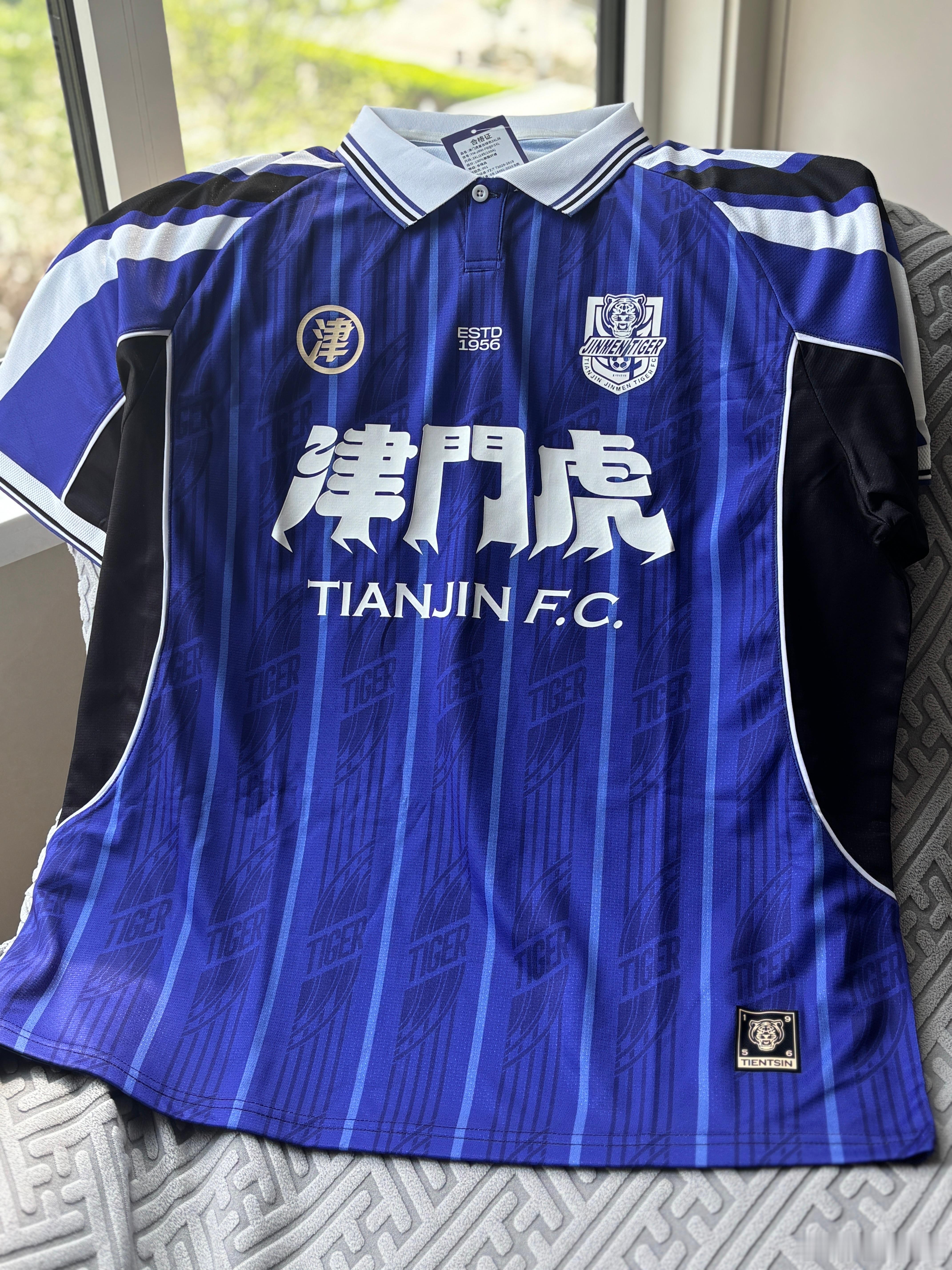 好看，队服太瘦了，我这个胖子穿不了，这件复古球衣还是可以的 