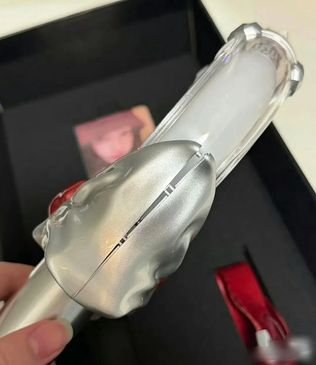 现在才知道虞书欣应援棒连底座都要分开收费 