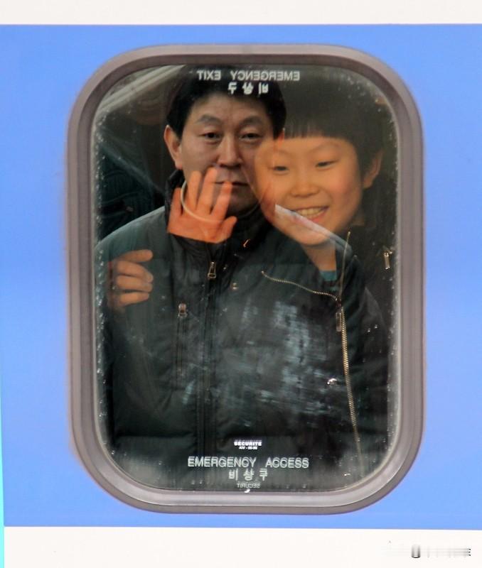 大年初一，鞭炮声把年味儿轰进屋里。2026马年，街上红灯笼高挂，到处洋溢着喜庆。