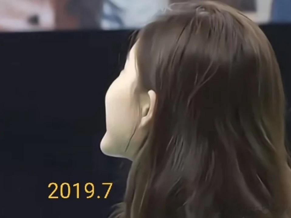 笑起来下巴一直是翘的啊最后一张图片上面是赵露思爸爸 