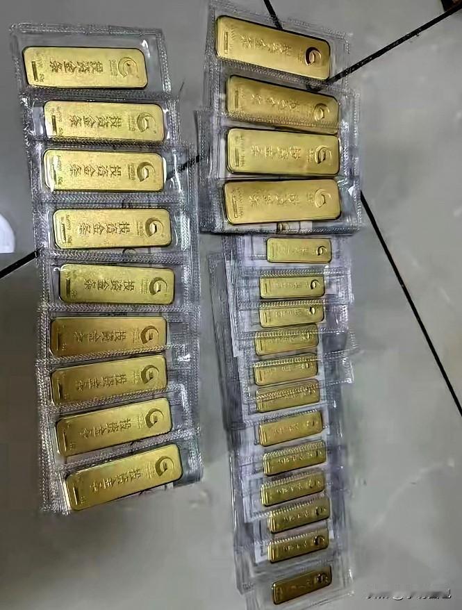 今天的金价一出来，
我感觉自己血压都飙升了！
​7月17日，金价从880一克跌到