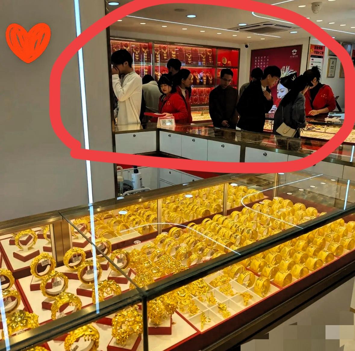 我闺蜜去年买了400克黄金，一年时间赚了10万，她昨天跟我说，让我现在赶紧买，她