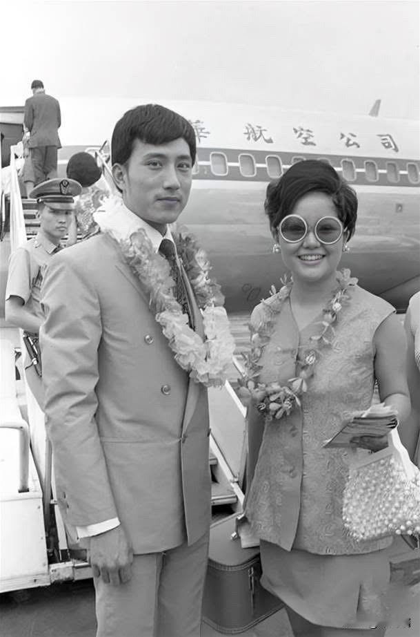 这张照片拍摄于 1970年7月15日，图中人物为年轻时的歌手余天与陈今珮，两人正