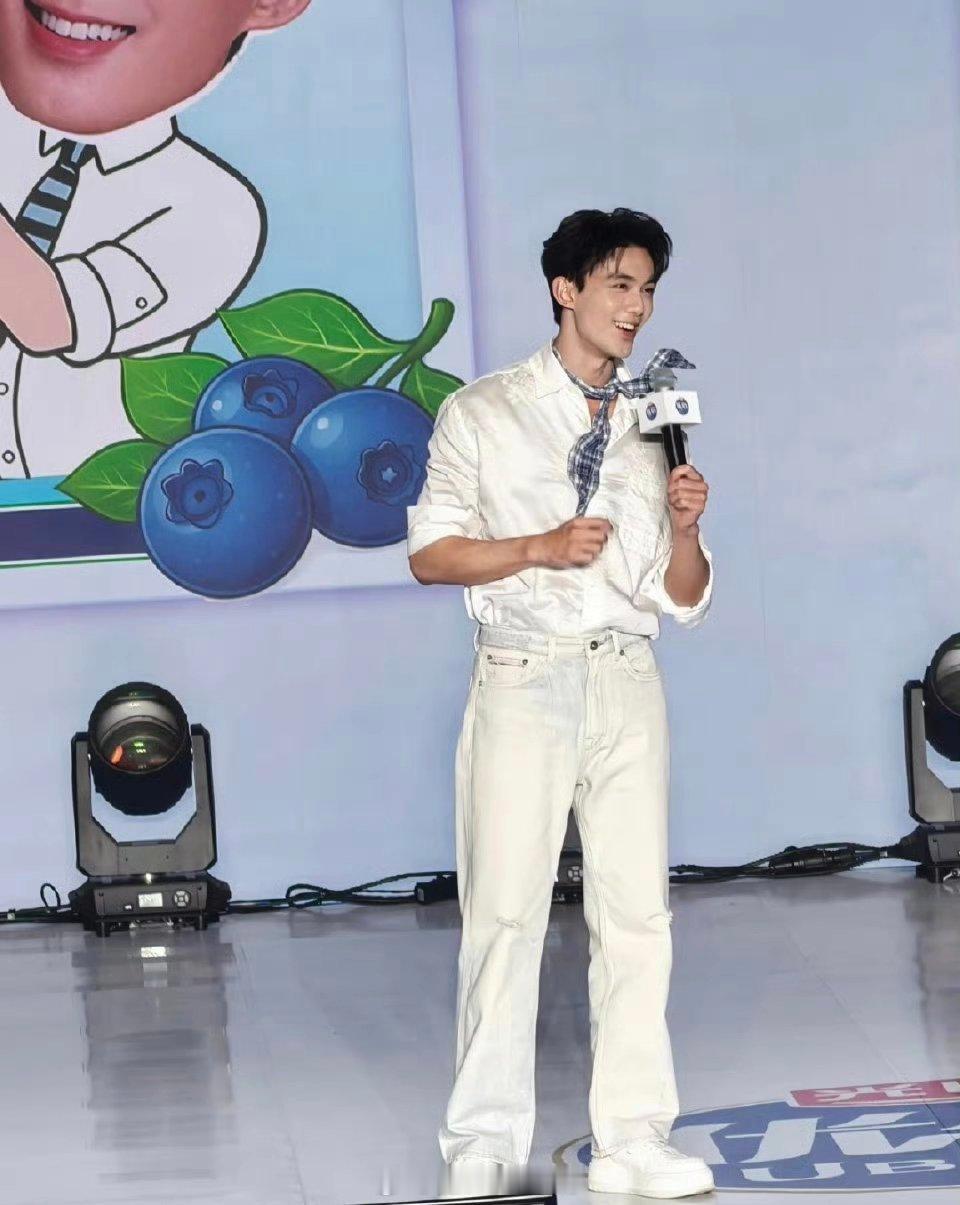 吴磊今日活动生图，好年轻好有活力