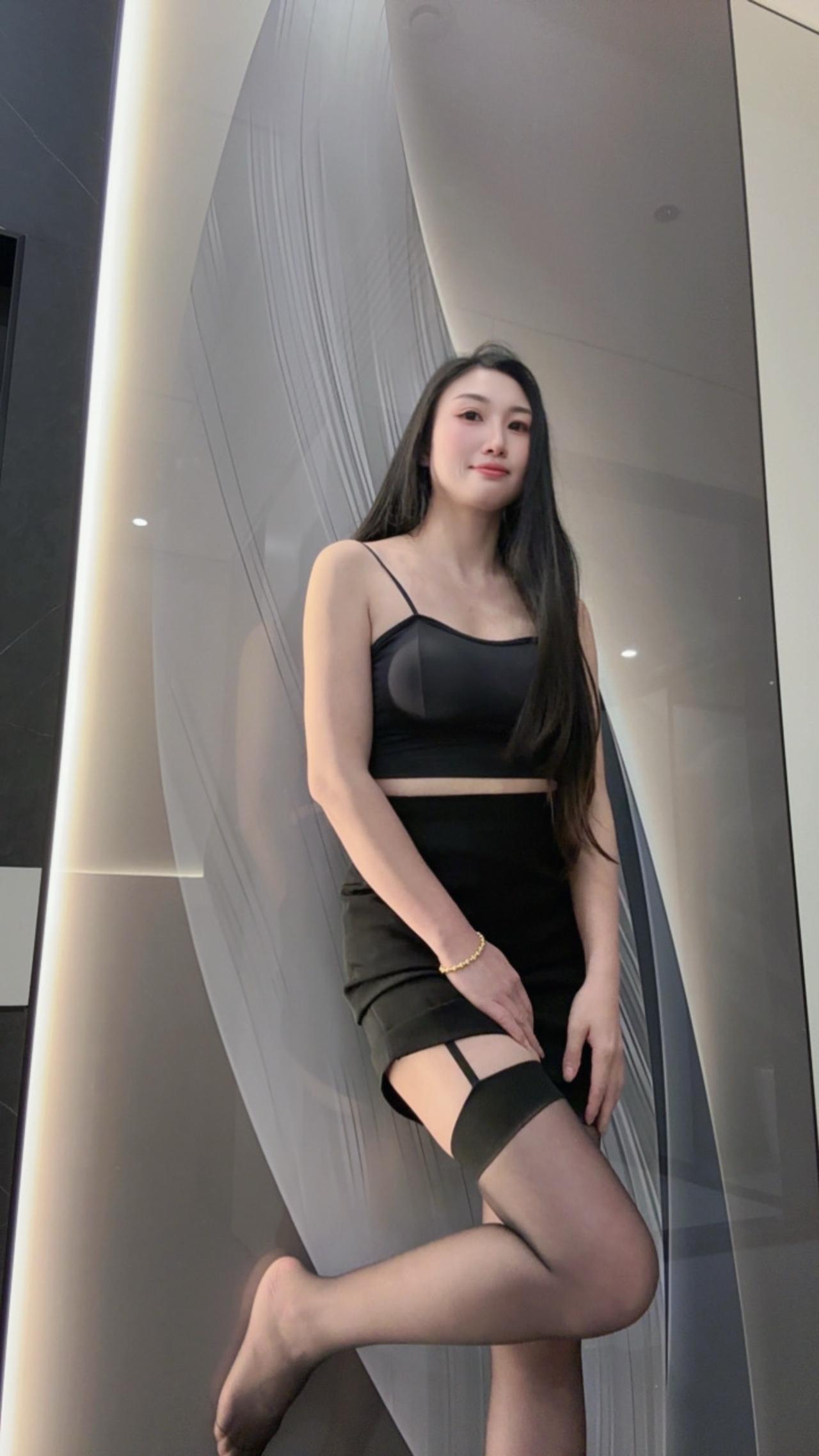 要像野草一样 ；别人越踩 ；长得越猛！这样的身材你喜欢吗 黑色系