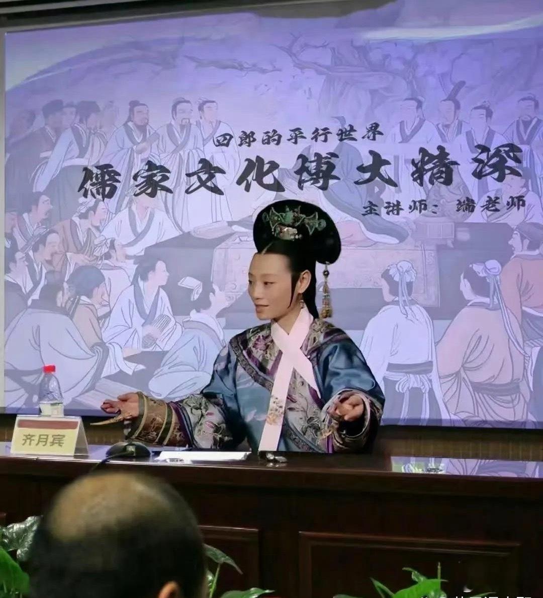 难怪不见端妃拍戏了，原来是去当老师了啊？ 