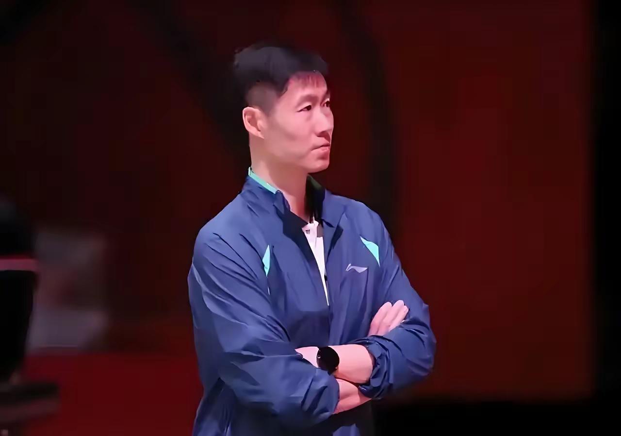 国乒男队目前很困难，为什么教练组还抽调了精乒强将，让主教练王皓一个人，身单力薄