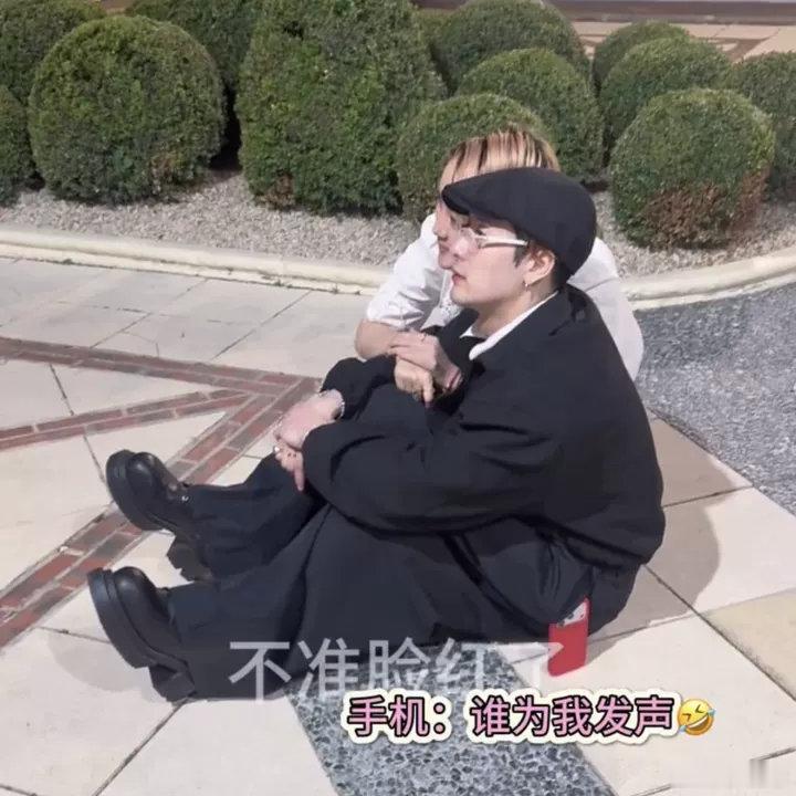 王嘉尔你手机掉了被这个大大咧咧的王嘉尔笑鼠了哈哈哈！到处跟人拍照结果手机掉了！王