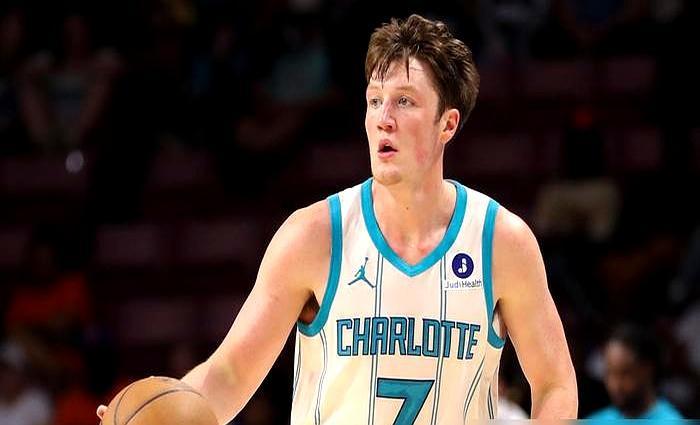 5200万年薪打酱油，230万新秀反成大腿！
 
黄蜂队十年最长连胜夜，球场上却