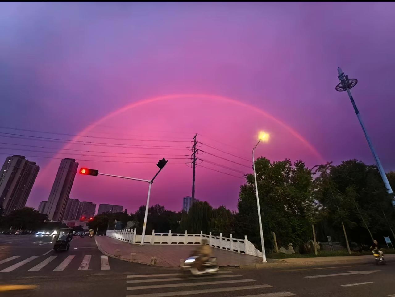 家乡的天空，当时真的好惊艳，整片天空都是粉色的