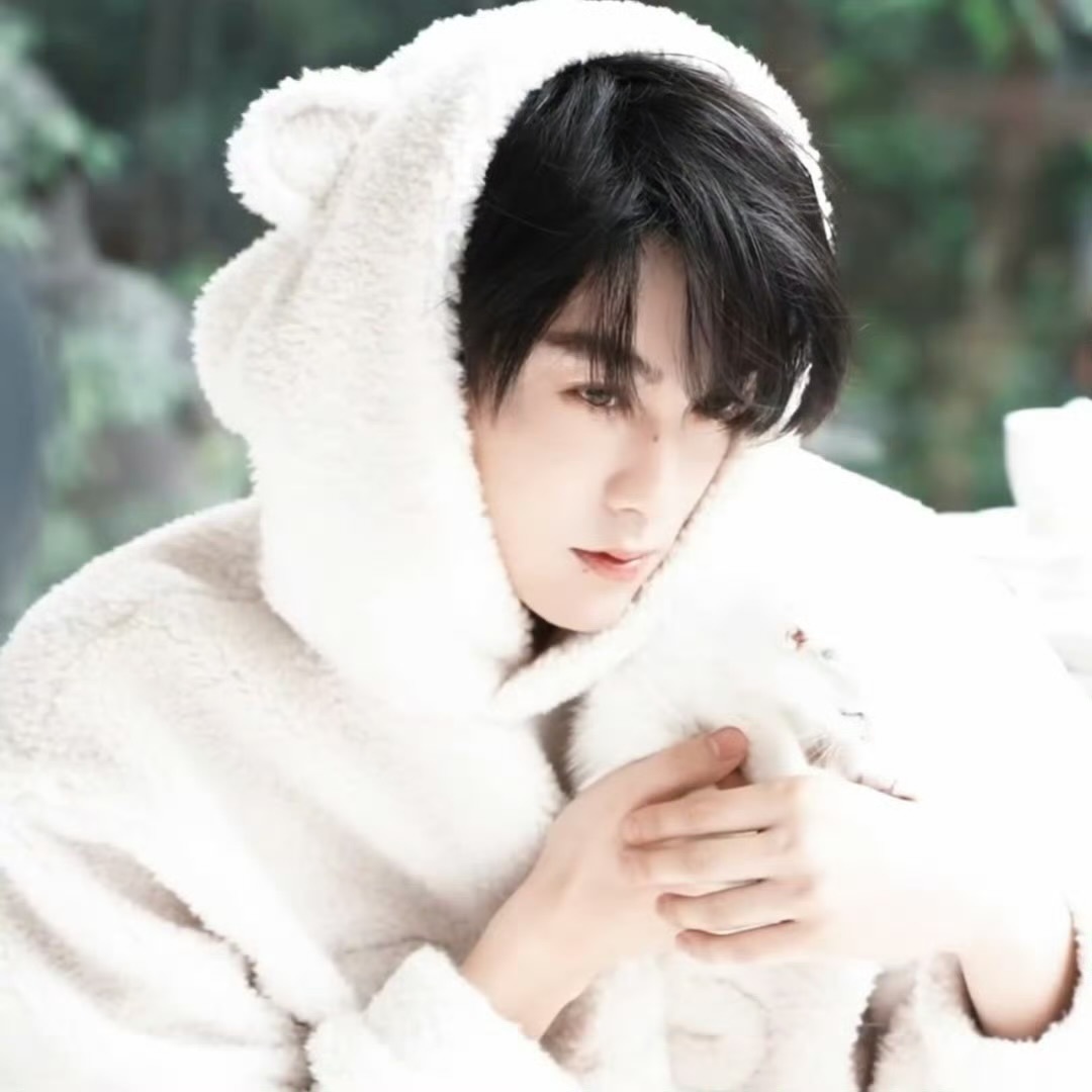 田栩宁和猫咪互动看的心软软的。。画面好温馨啊想魂穿这只小猫咪。。。 