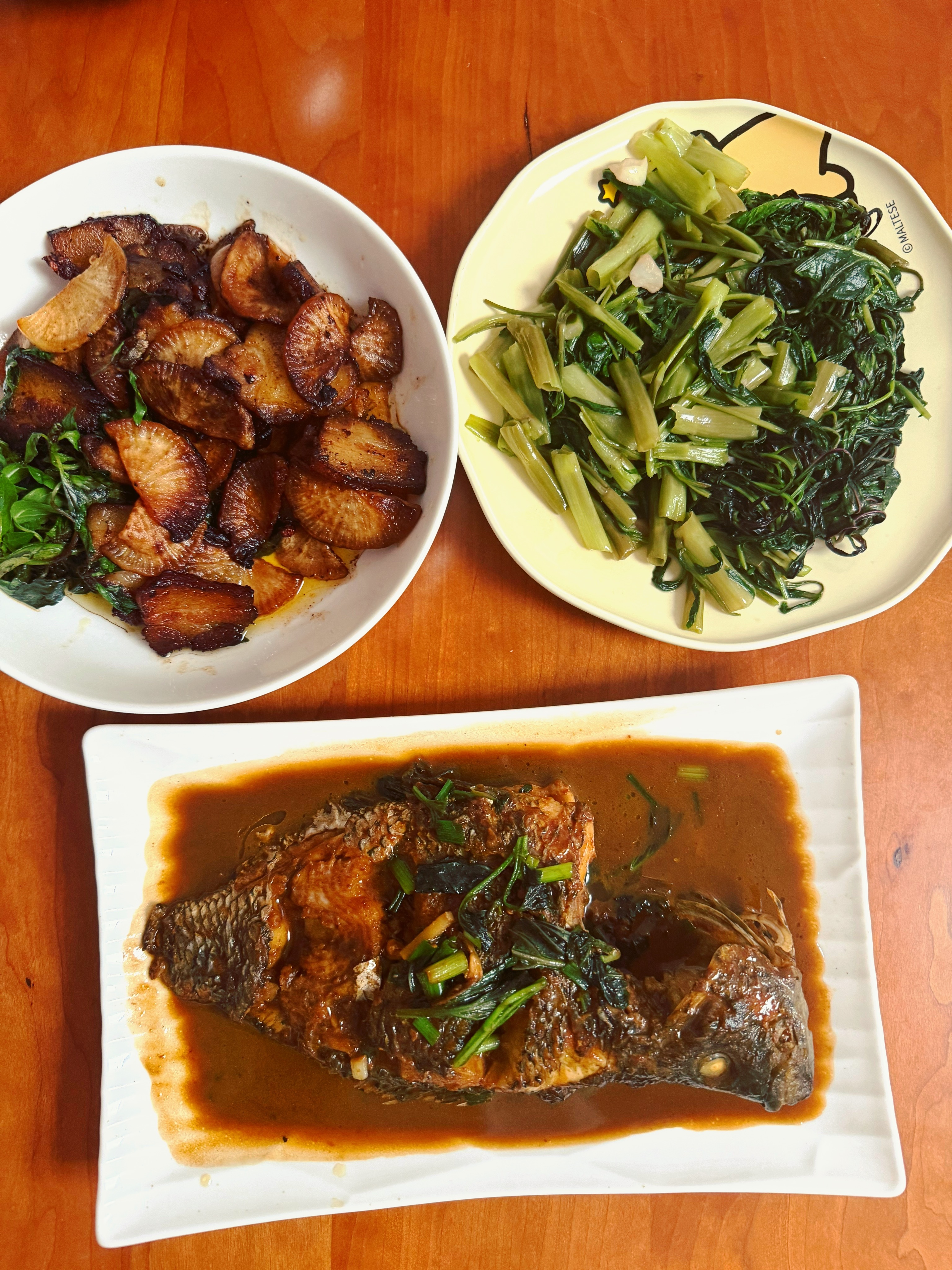 好好吃饭 吃饭了，朋友们。素菜我妈烧的，红烧鱼是我烧的，知道我为什么要出手自己做