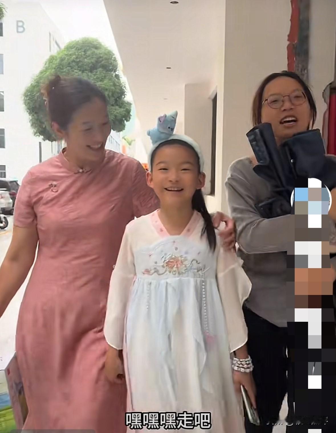 今天，谢浩男的妈妈许健华带着大妹和小妹前往海军的新家吃饭。海军厨艺很棒，尽管才刚