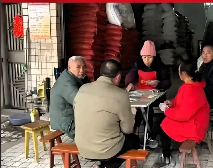 你发现没有村里越穷的人家串门的人越多，
反而有钱的人家冷冷清清的没人串门
第一：