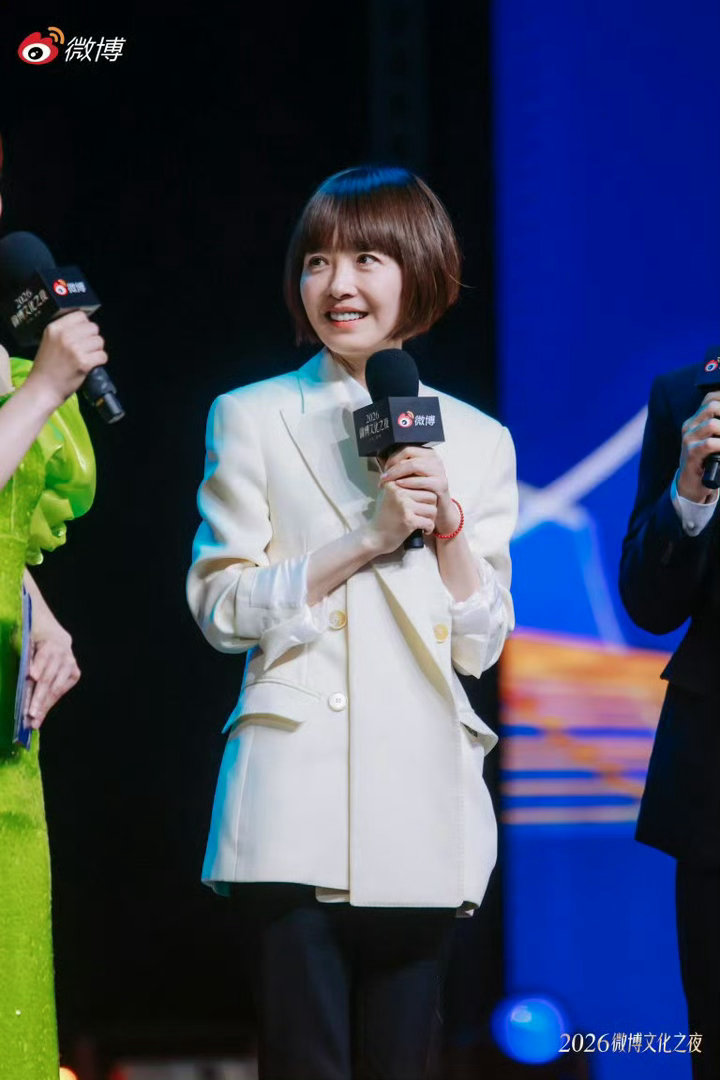 鲁豫这段演讲听哭了 河南卫视的节目越来越有文化深度了。鲁豫站在北宋皇陵前的麦田里