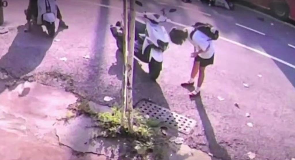 追撞致女警身亡大学生打110求保护我真的越来越看不懂了，视频里是先看车，在打11