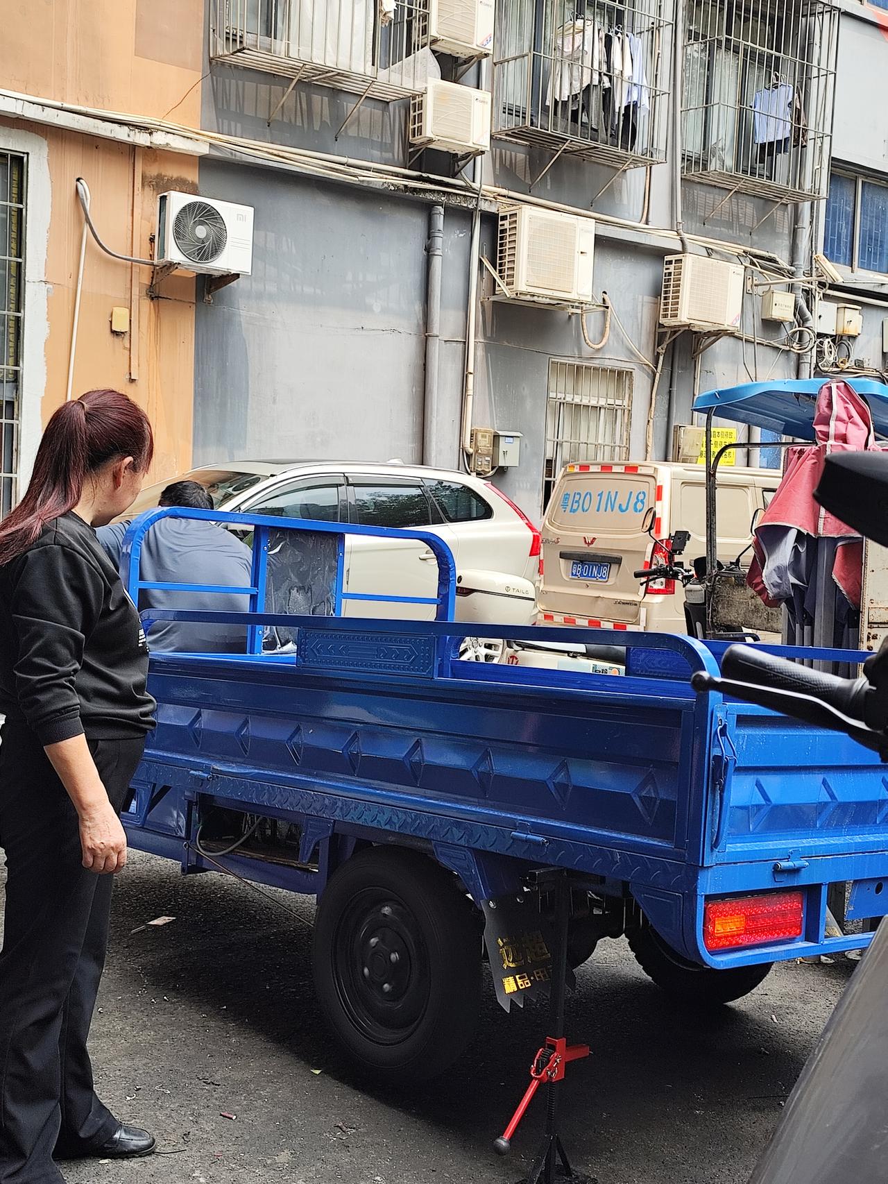 我的三轮车没用一个月就出现毛病了，我去找老板修复，看情况，还是找不出问题在哪里，