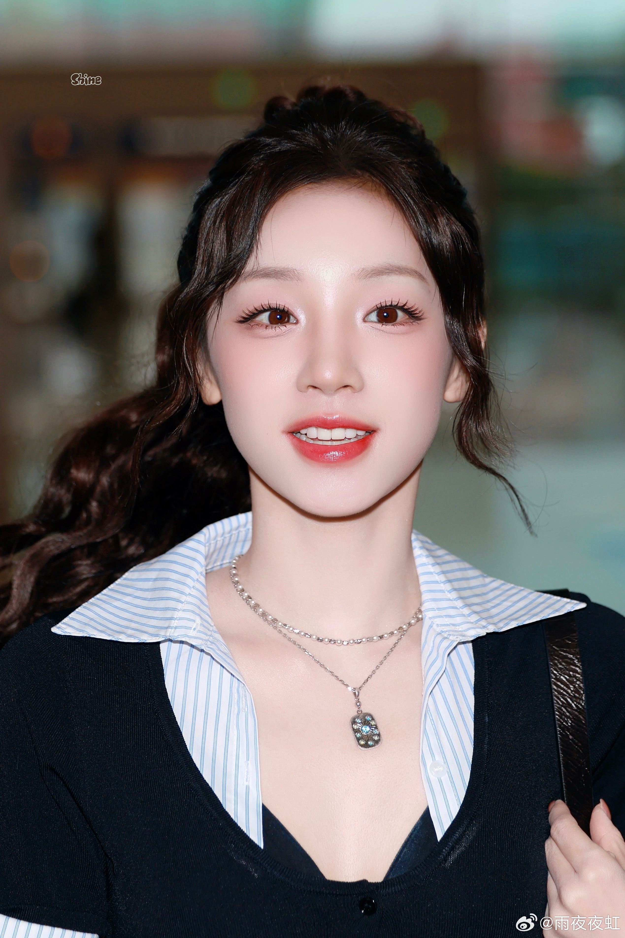 宋雨琦妥妥的高能量人凌晨三点的线下活动也难掩她的活力，妆容精致不见倦容，温柔回应