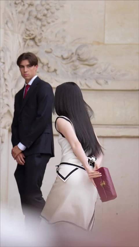 张子枫、单依纯出镜Chanel 2026秋冬高定大秀外媒直拍，双品牌大使同框就是