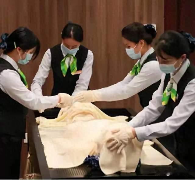 殡葬师提醒：老人在家离世，打完120后，家属千万别漏了这3个动作
