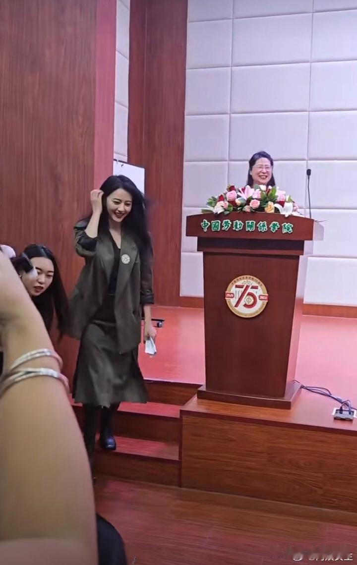 高圆圆出席母校75周年校庆，高兴得笑颦如花，一双眸子好亮，没想到女神是在这所大学