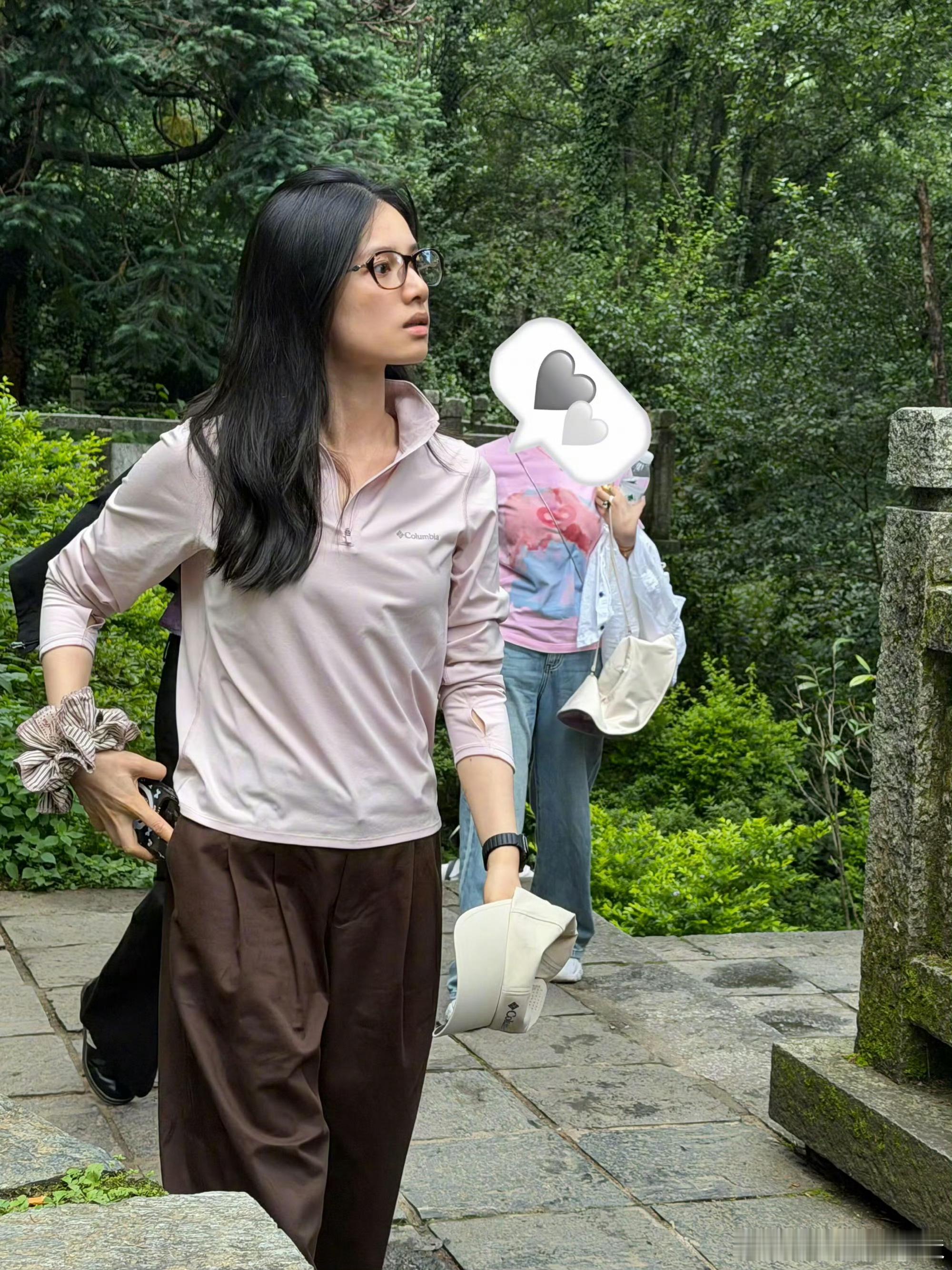张婧仪大理素颜爬山素颜好立体好有故事感的女演员 