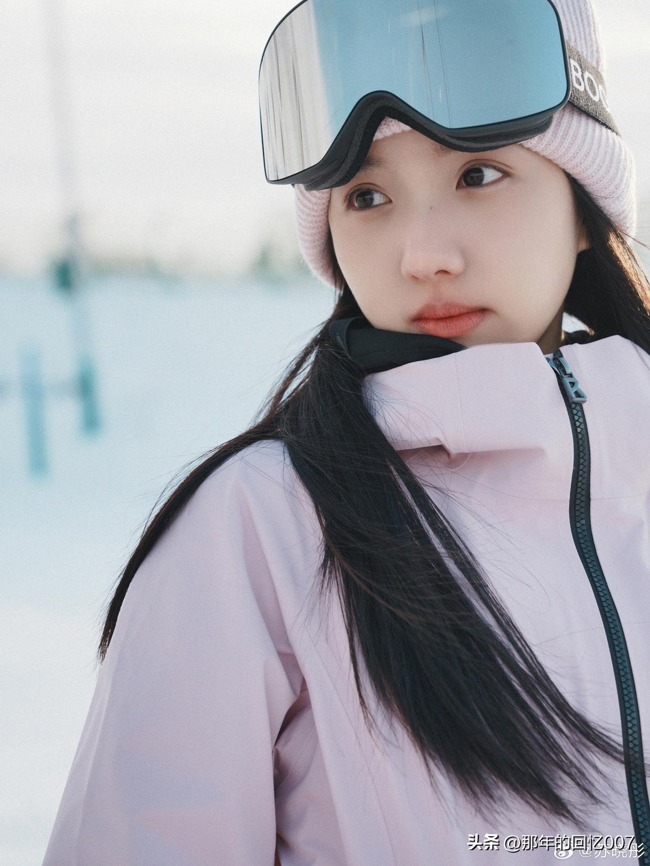 冬日的滑雪场，简直是粉嫩少女的梦幻王国。就像Angelababy参加滑雪综艺时，