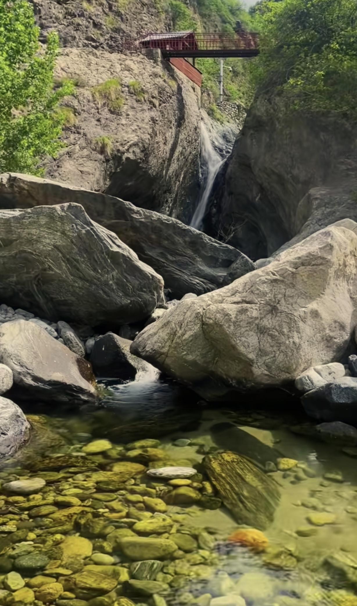 华山仙峪风景优美，峪道窄狭清幽，山路崎岖蜿蜒，河流湍急，水量丰沛，是夏季避暑好去