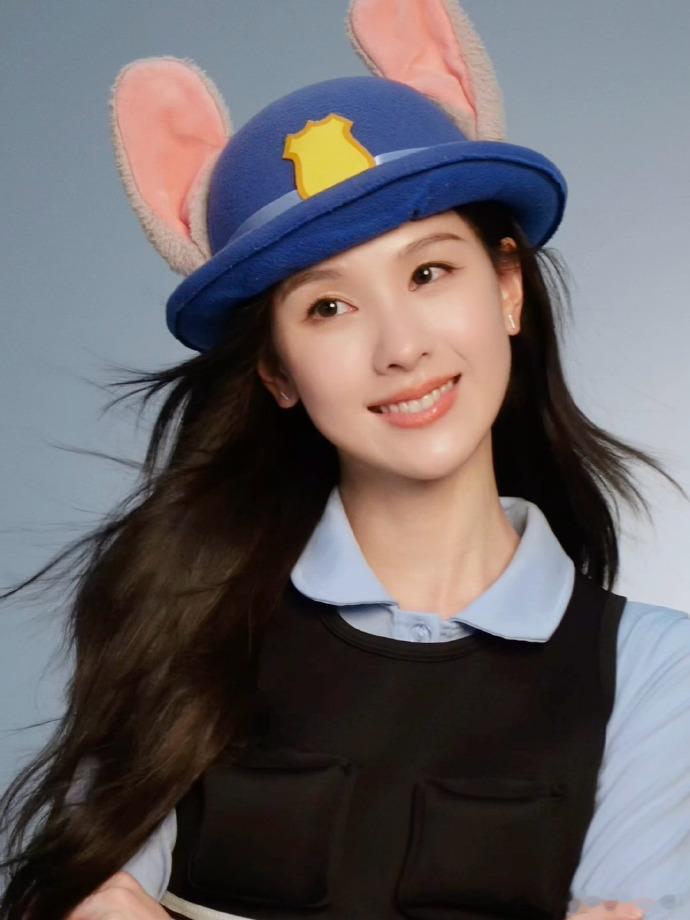 陈都灵cos兔子警官朱迪陈都灵解锁朱迪 cos 名场面！蓝色警服 + 毛绒兔耳，