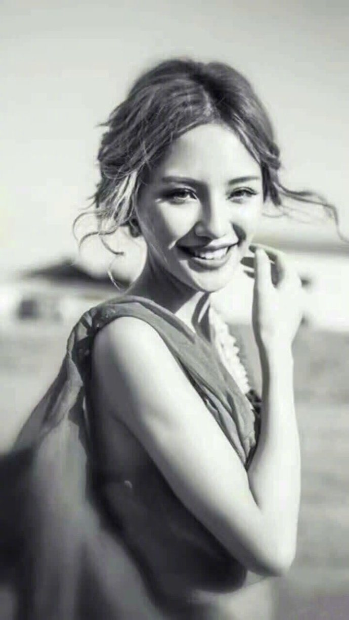 “ 很多事情都是跟利益挂钩的  是没有人情的  包括感情 ” 