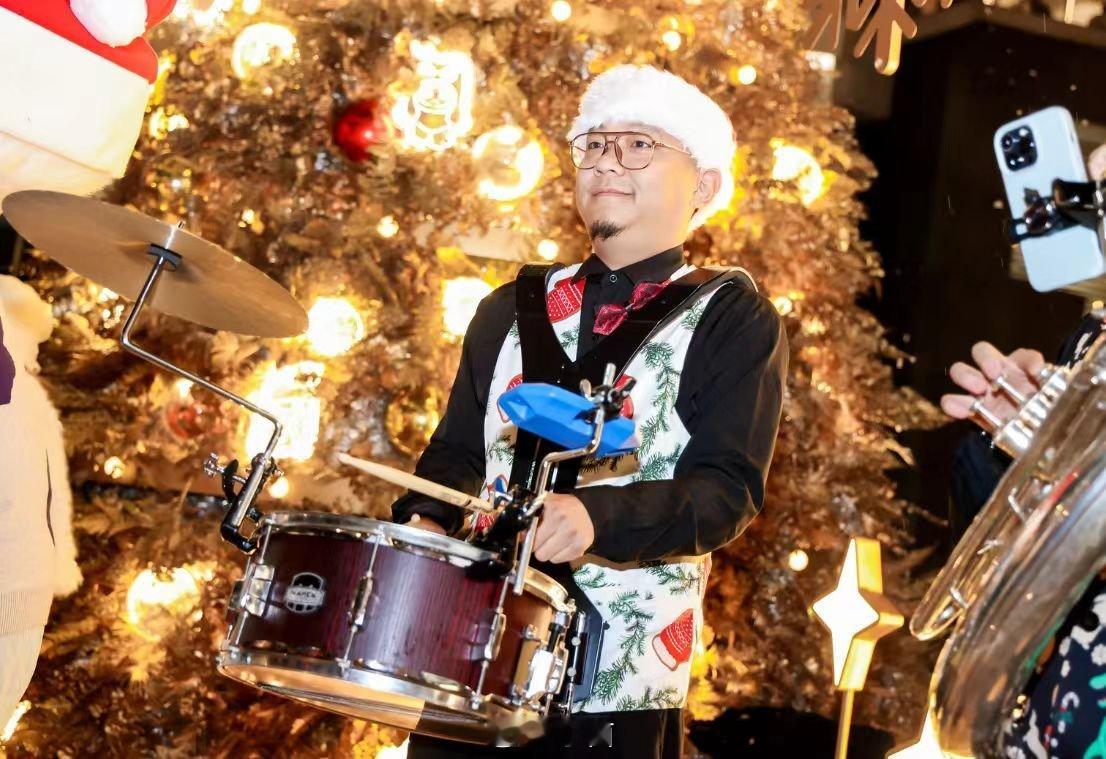 6岁萌娃在痛娃树下许愿南方人对雪的执念到底有多深6岁萌娃在痛娃树下，小脸红扑扑，