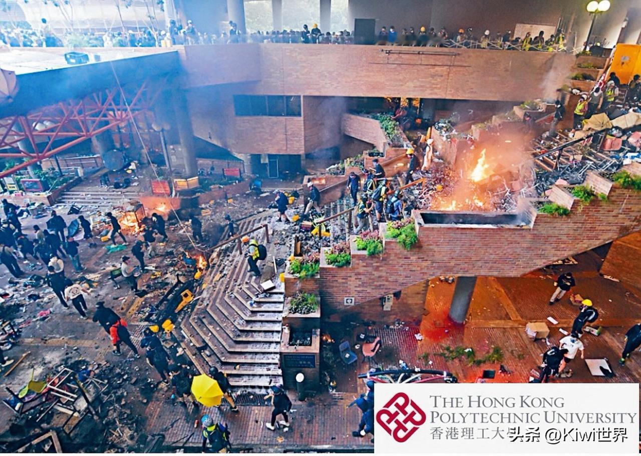 我微信里有个人，这两年开始做香港的移民中介。发了个朋友圈：香港人读香港八所大学录