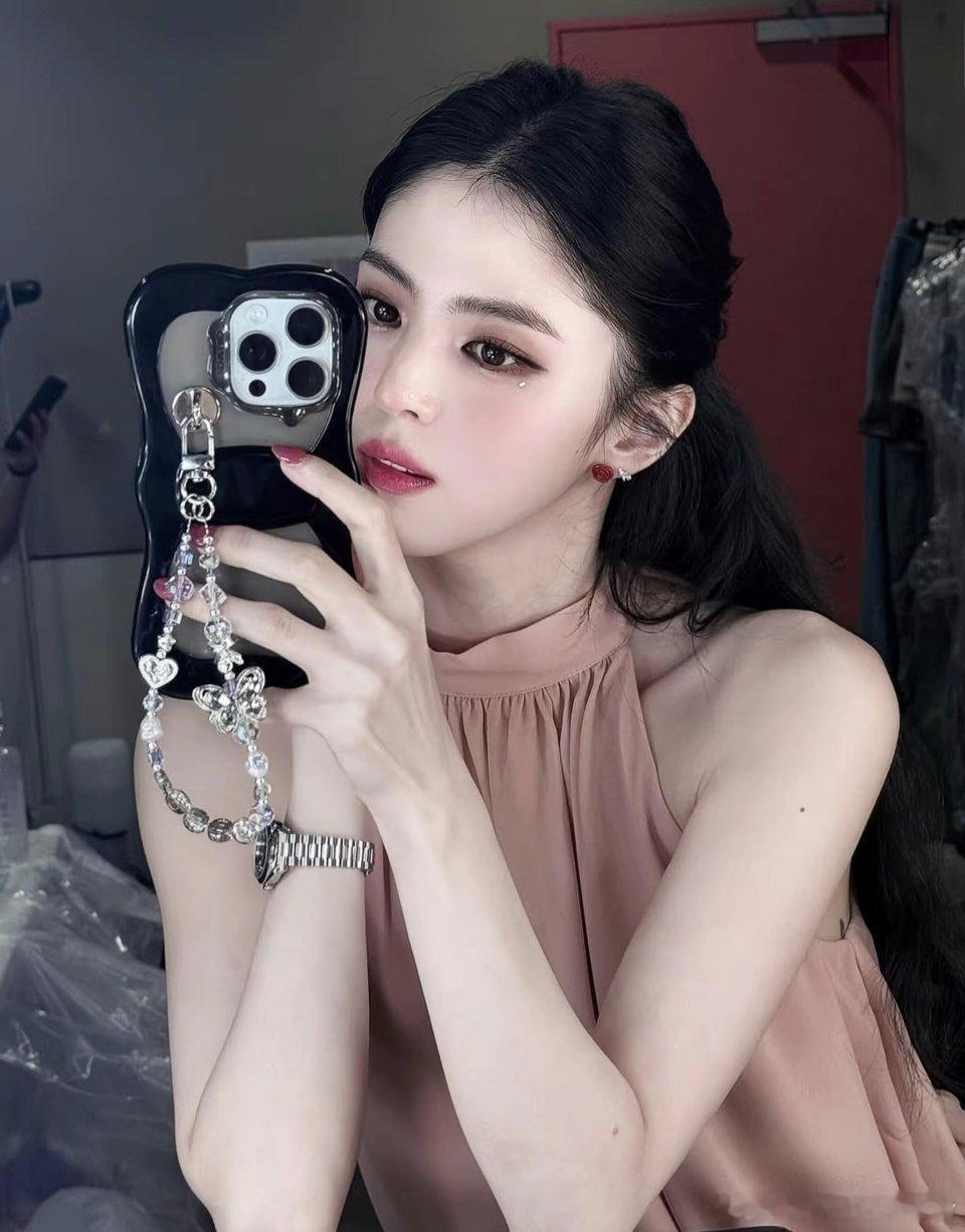 这姐明明长得这么美为何偏偏喜欢丑男，想不通 