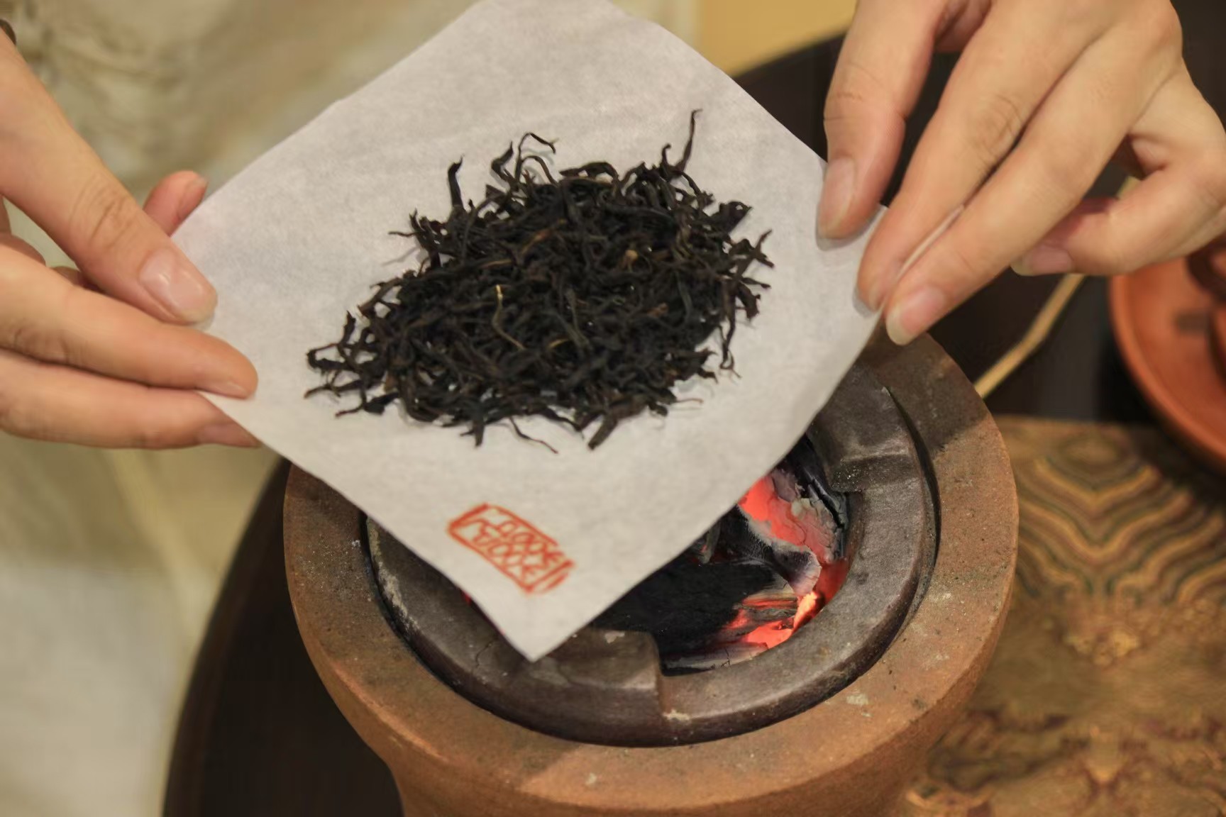 品茶赏器交友  世人皆匆忙，唯有茶从容。人到一定年纪慢慢懂了：真正的安稳，从来不