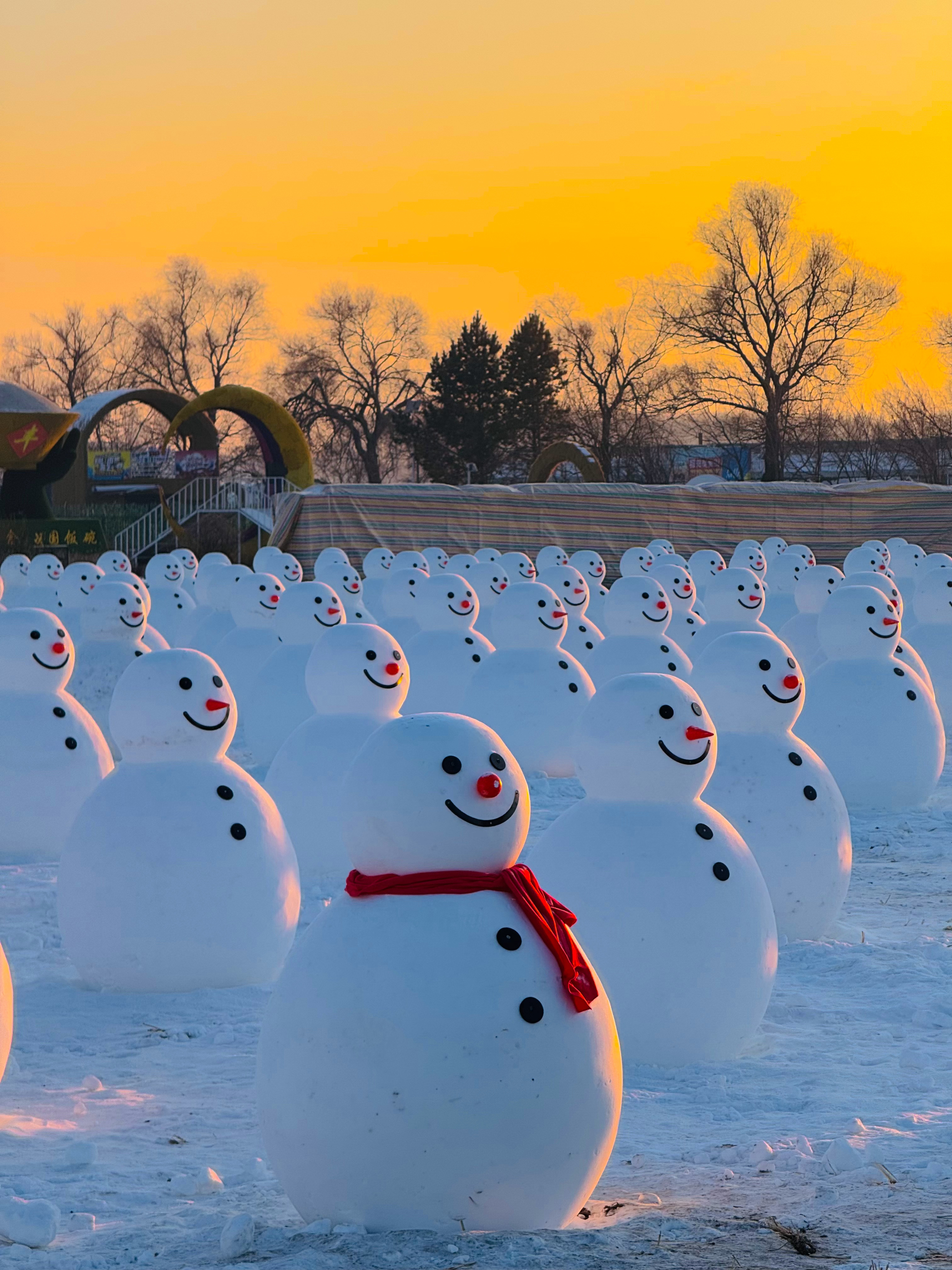 西安有兵马俑，东北哈尔滨有雪人俑☃️☃️☃️我看到最可爱大雪人大圆脸蛋太可爱了啊