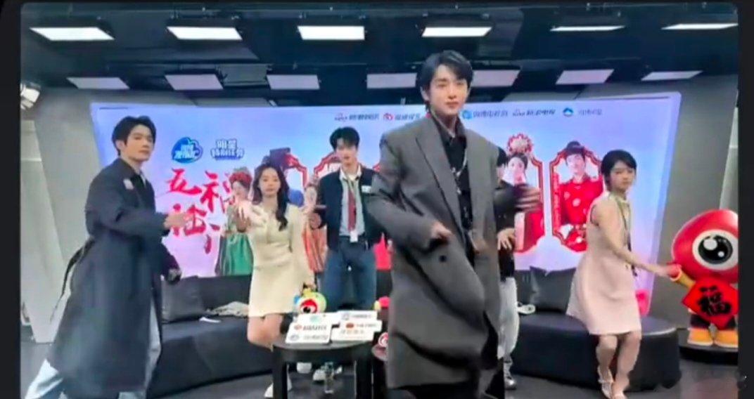 五福临门直播全员跳肯恰那  电视剧五福临门 五福临门剧组全员齐上阵跳舞，简直是在