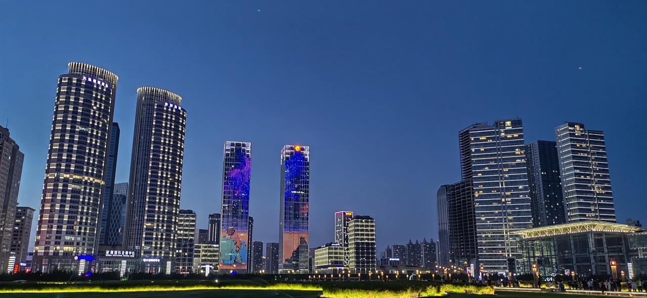 大连·星海广场

星海广场位于大连市中山区，交通便利，地铁1号线星海广场站A出囗