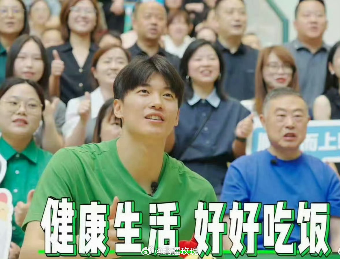 汪顺出场老乡鸡束从轩化身小迷弟汪顺一到场束从轩藏不住欢喜，全程贴身陪同参观、约着