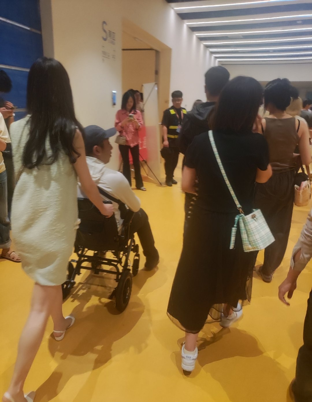 #王心凌演唱会抓到个霸总在吸氧#吸氧算什么，杭州场还有人拍到坐轮椅来看演唱会的[