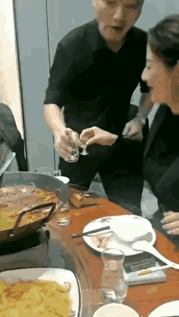 这是怎么了？两位中年男女在饭桌上喝起交杯酒后露出了满意的笑容，并且在众目睽睽之下