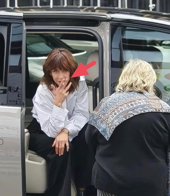 万万没想到，
令无数男人魂牵梦绕的“一代女神”苏菲玛索，晚节不保，这是要塌房的节