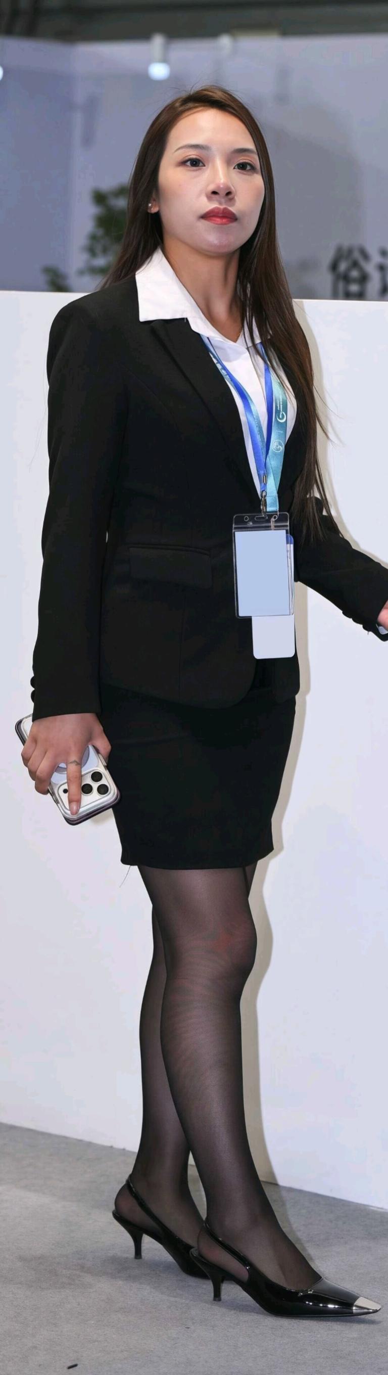 职场优雅风，黑色套装搭配高跟鞋，自信满满！💼👠