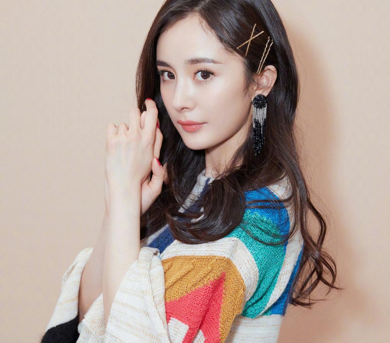 杨幂姐姐好温柔，越发觉得她越素越美。
 
卸下华丽妆容与隆重礼服，简约清淡的造型